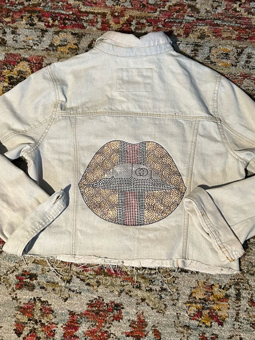 Source Unknown custom Light Wash Denim Jean Jacket with Rhinestone Lip Patch - Picture 2 of 7